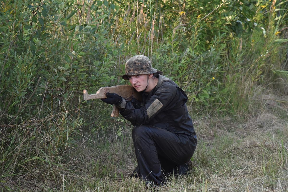 Ukraynalı gençler, askeri eğitimden geçiyor