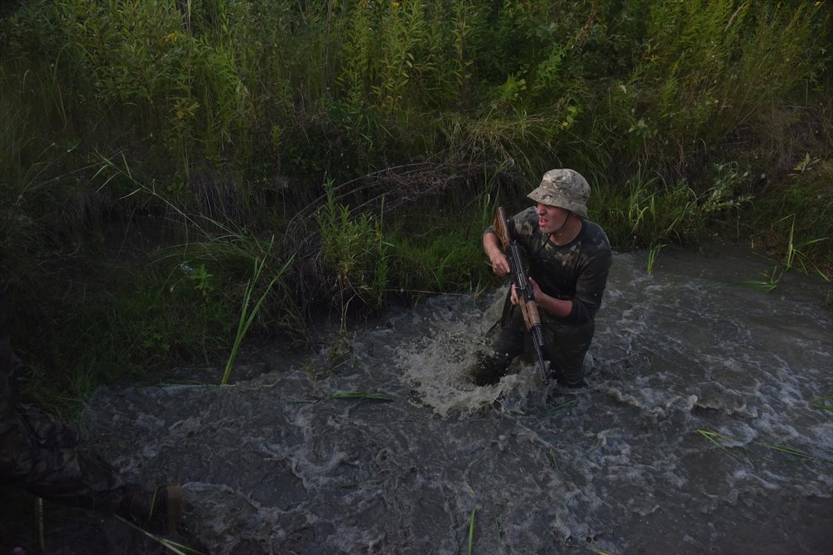 Ukraynalı gençler, askeri eğitimden geçiyor