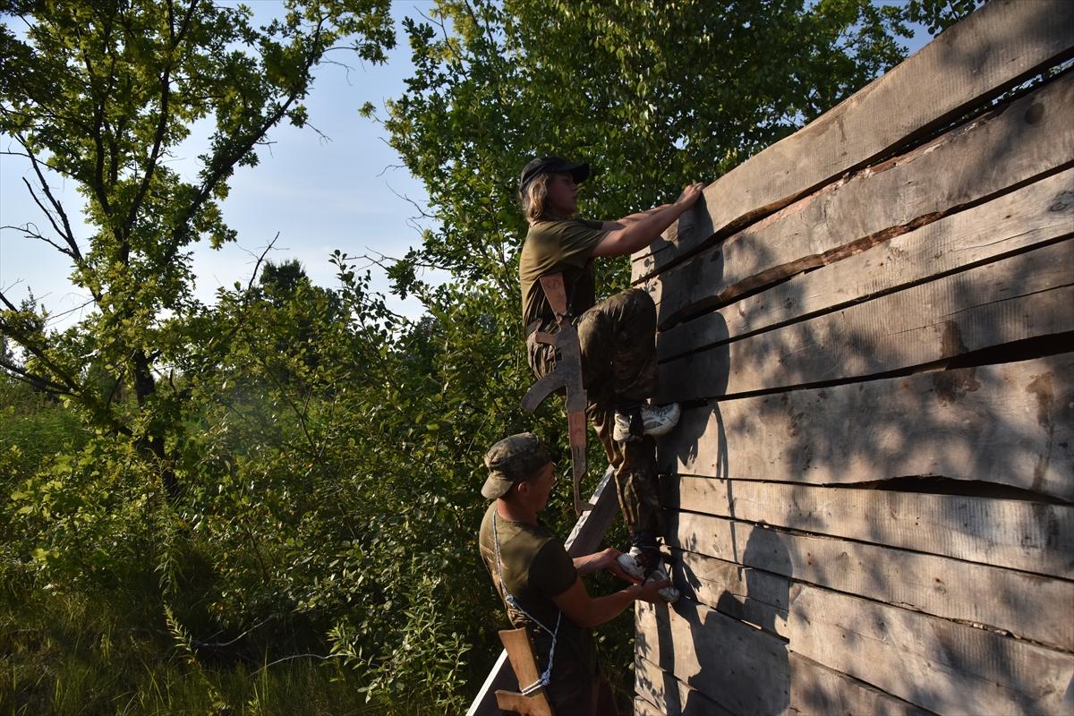 Ukraynalı gençler, askeri eğitimden geçiyor