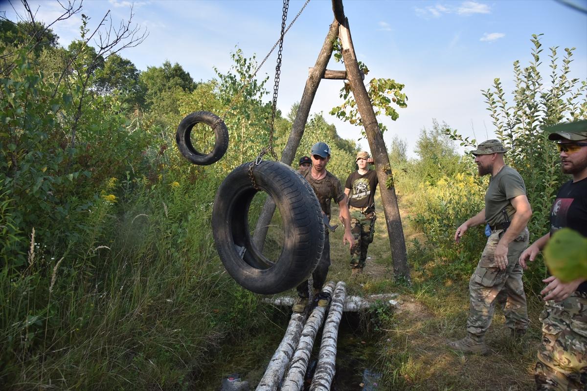 Ukraynalı gençler, askeri eğitimden geçiyor