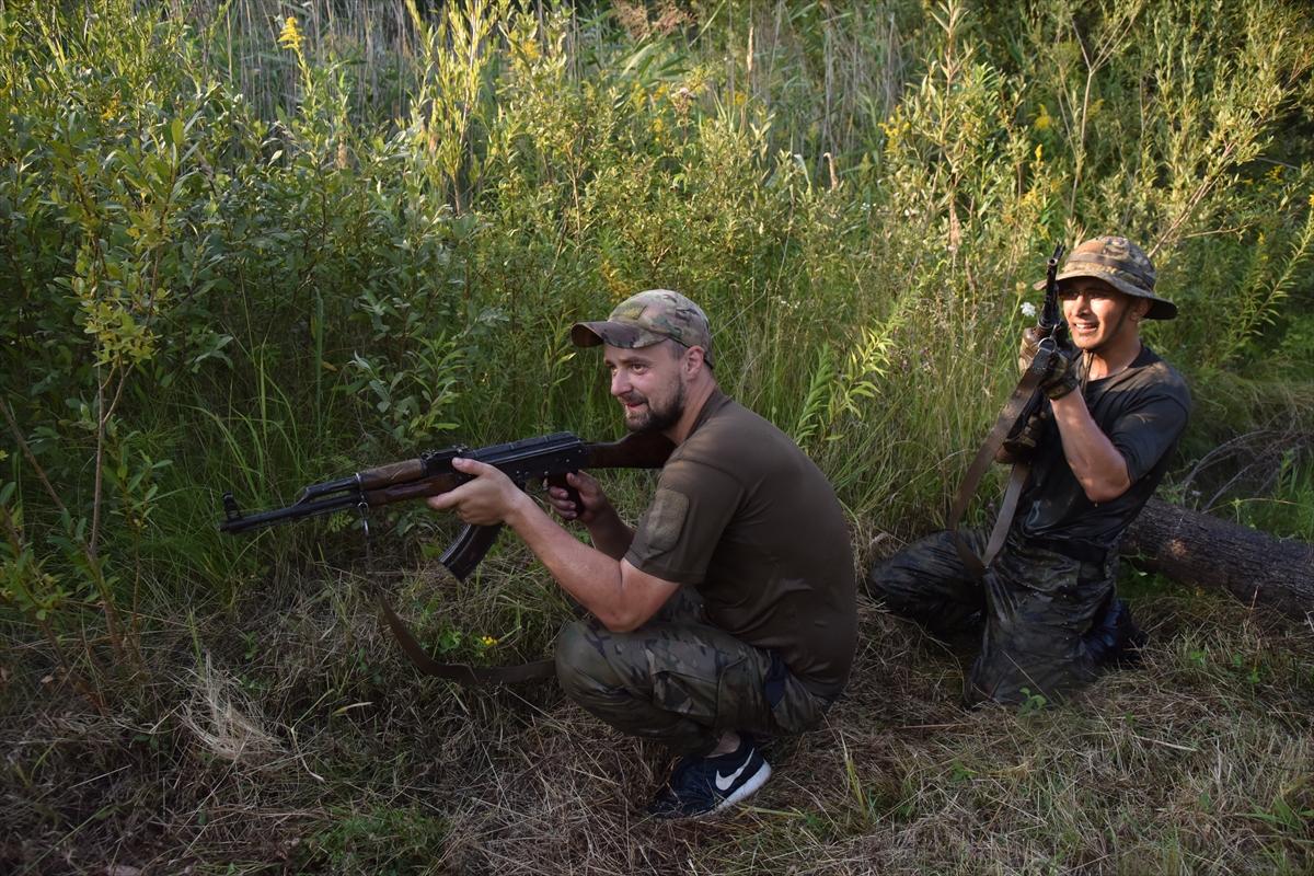 Ukraynalı gençler, askeri eğitimden geçiyor