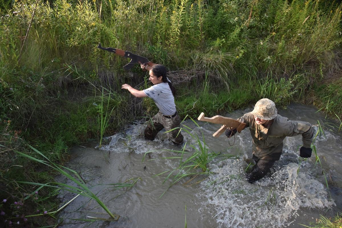 Ukraynalı gençler, askeri eğitimden geçiyor