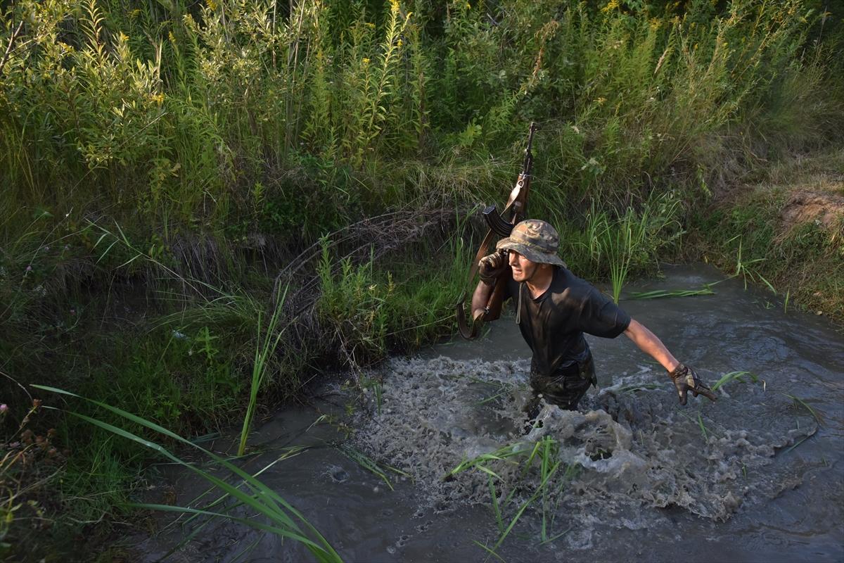 Ukraynalı gençler, askeri eğitimden geçiyor