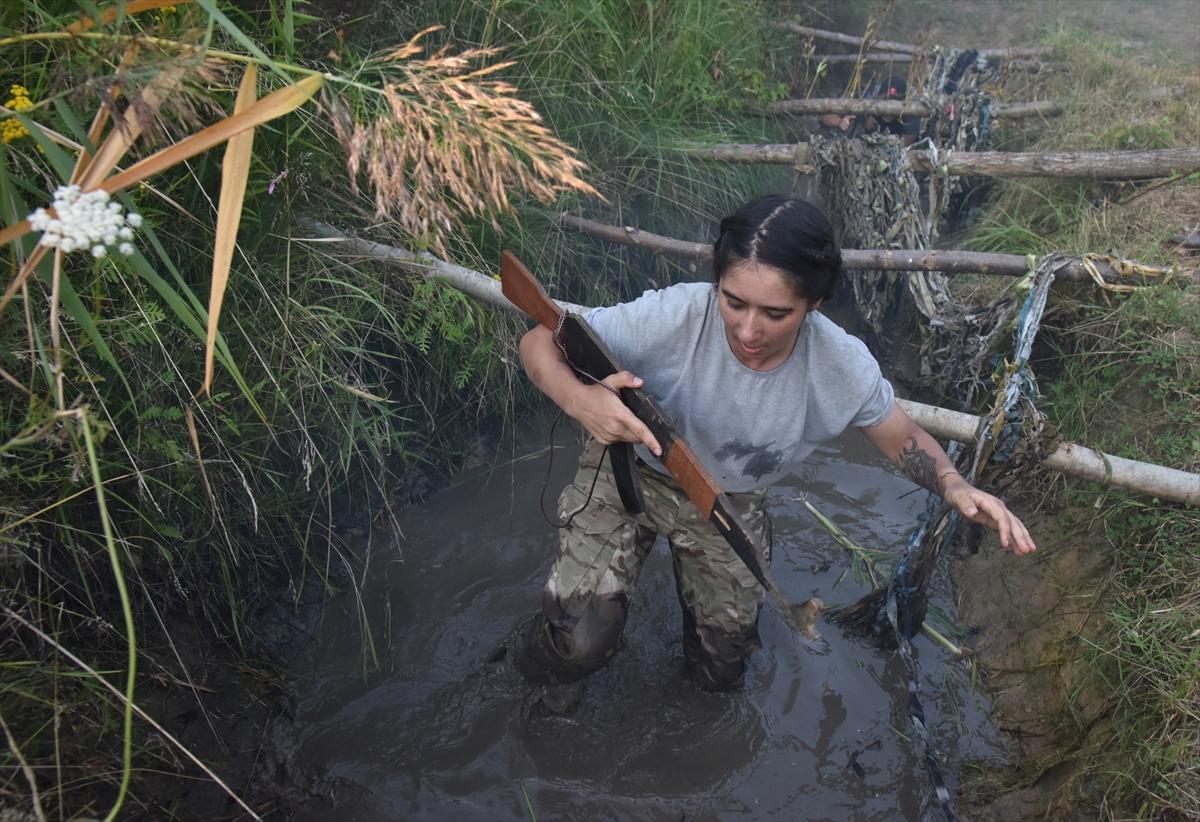 Ukraynalı gençler, askeri eğitimden geçiyor