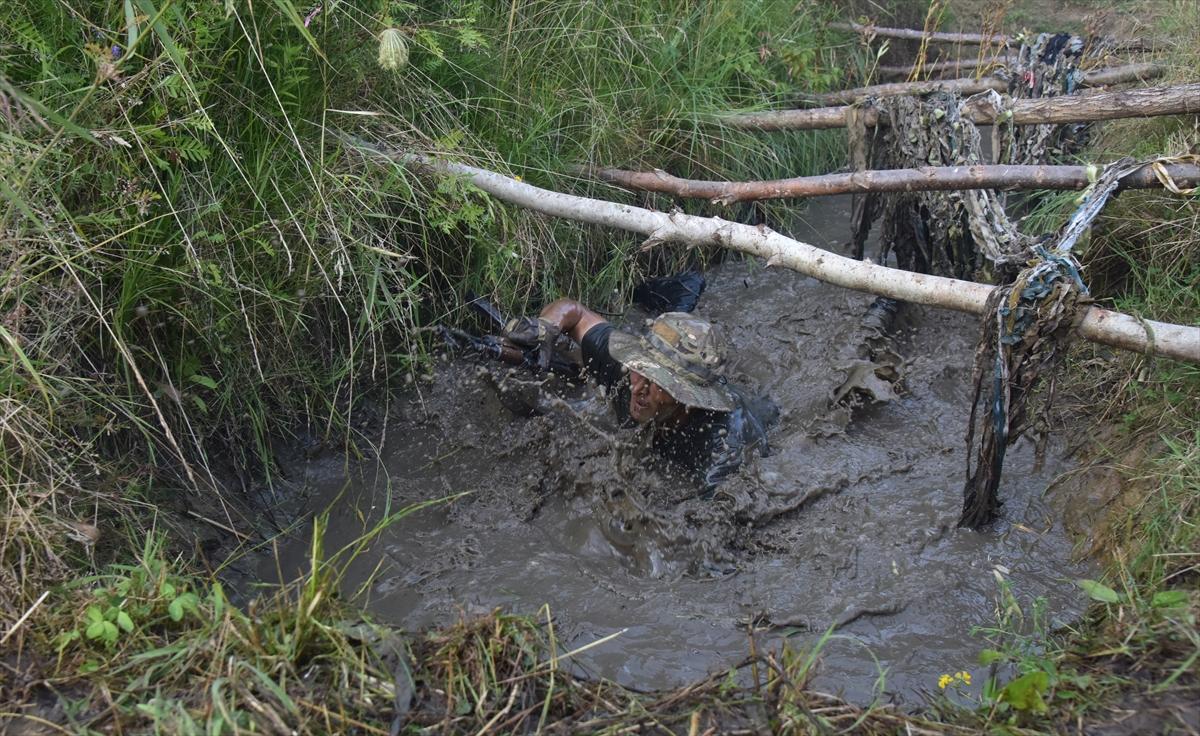 Ukraynalı gençler, askeri eğitimden geçiyor