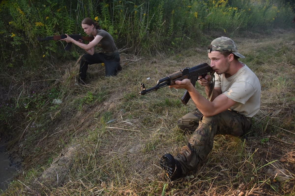 Ukraynalı gençler, askeri eğitimden geçiyor