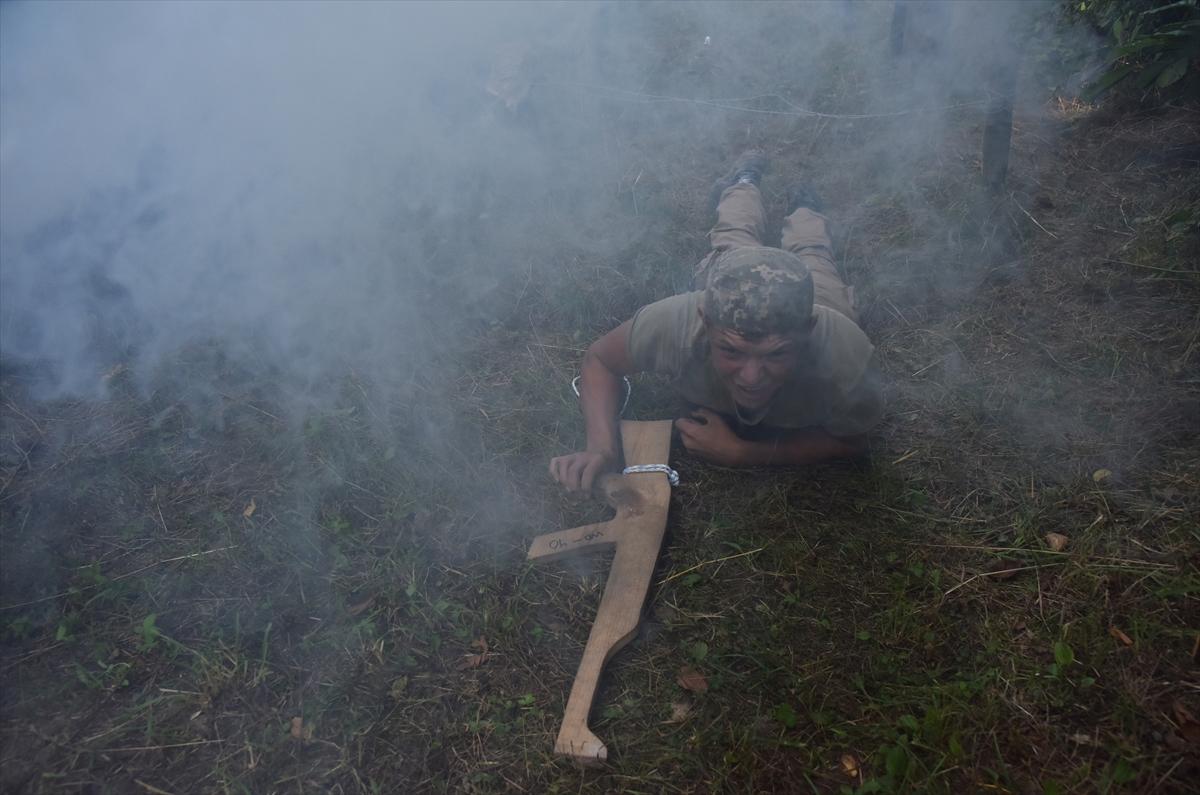Ukraynalı gençler, askeri eğitimden geçiyor