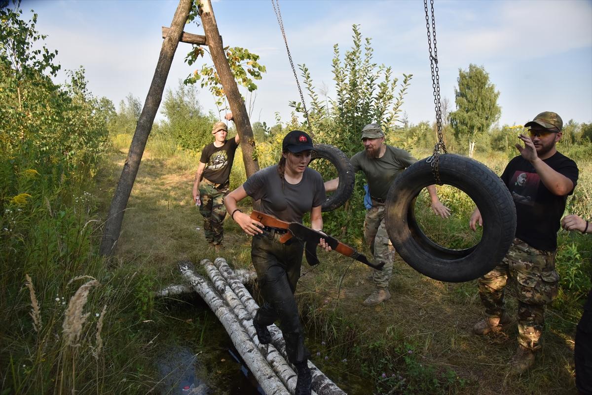 Ukraynalı gençler, askeri eğitimden geçiyor