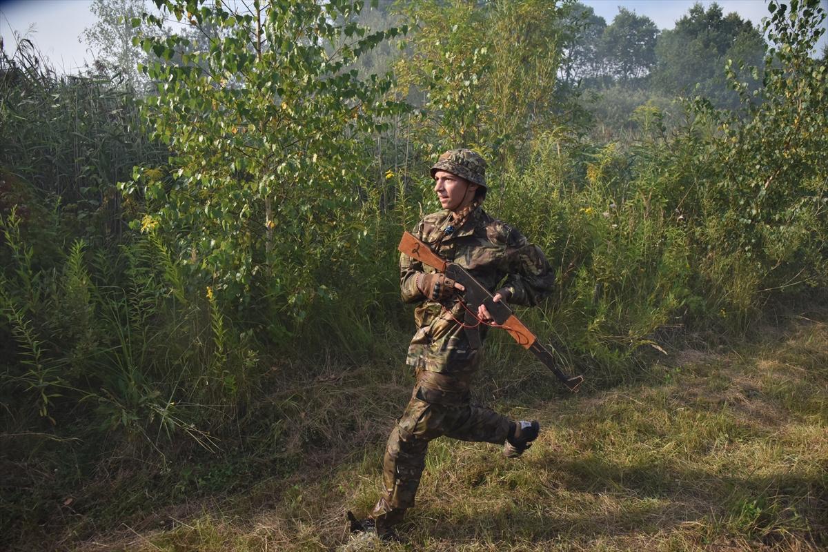 Ukraynalı gençler, askeri eğitimden geçiyor