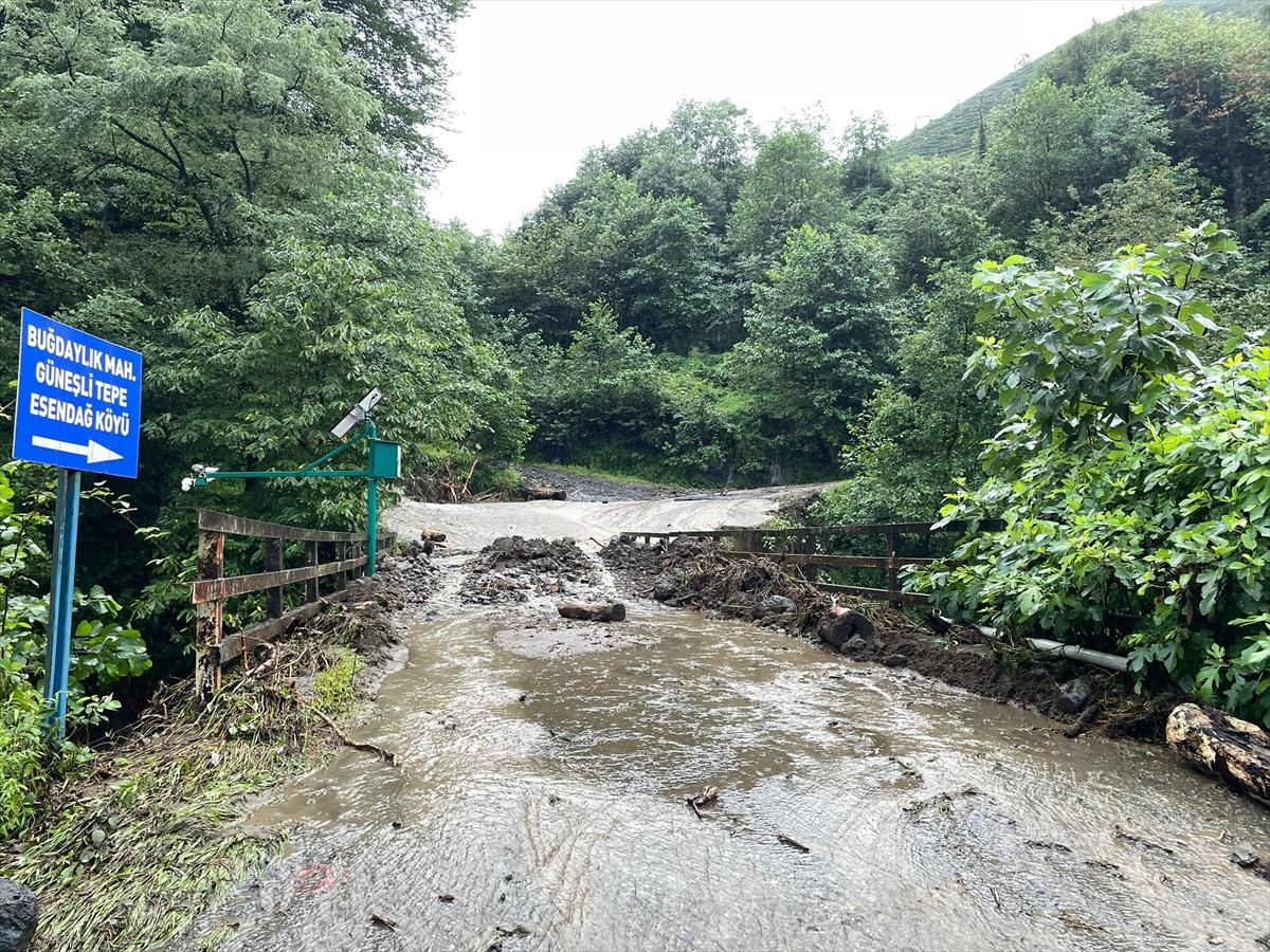 Rize'de şiddetli yağış sele neden oldu