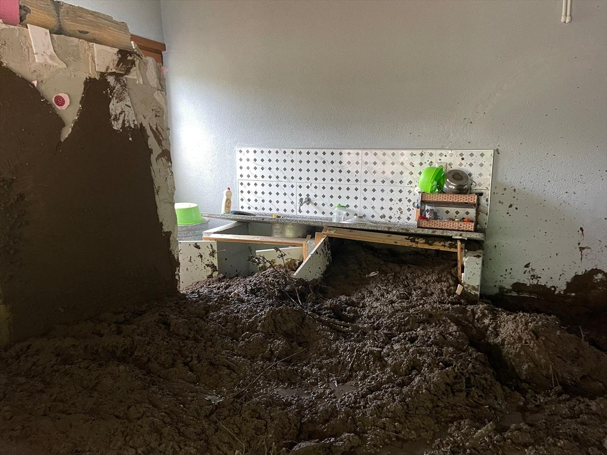 Rize'de şiddetli yağış sele neden oldu