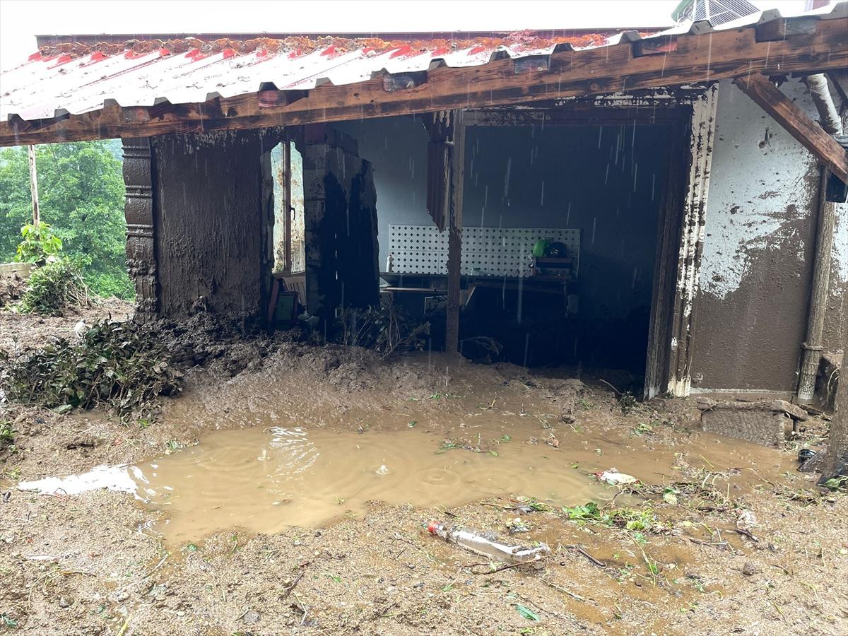 Rize'de şiddetli yağış sele neden oldu