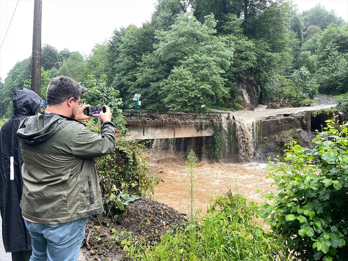Rize'de şiddetli yağış sele neden oldu