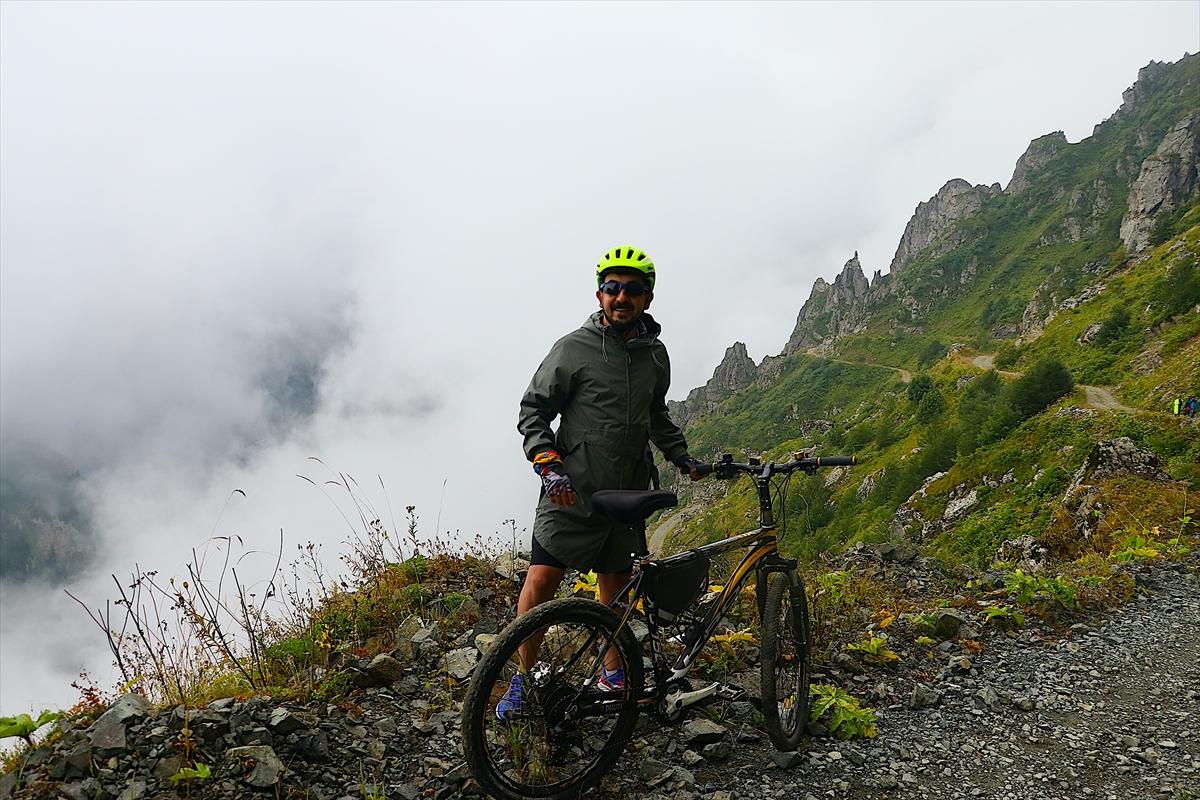 Bisiklet tutkunları, dünyanın en tehlikeli yolu Derebaşı virajlarında pedal çevirdi