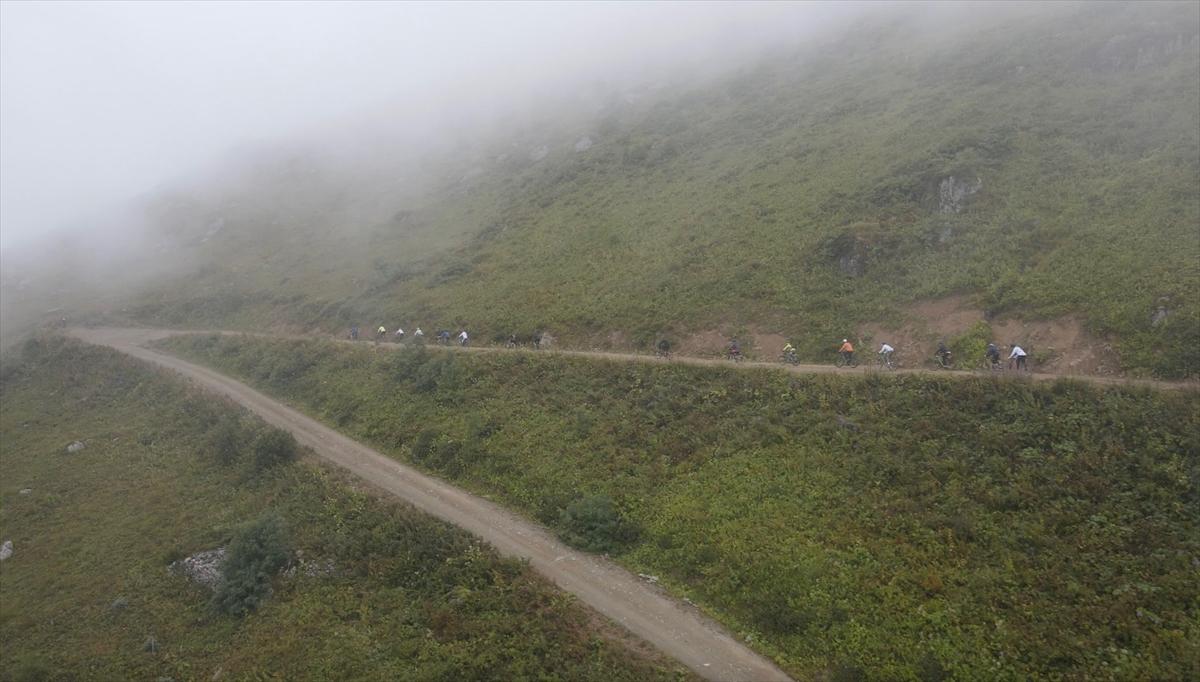 Bisiklet tutkunları, dünyanın en tehlikeli yolu Derebaşı virajlarında pedal çevirdi