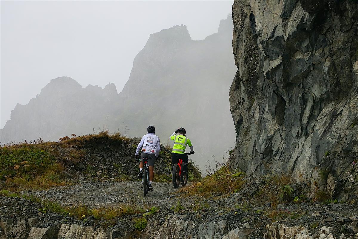 Bisiklet tutkunları, dünyanın en tehlikeli yolu Derebaşı virajlarında pedal çevirdi