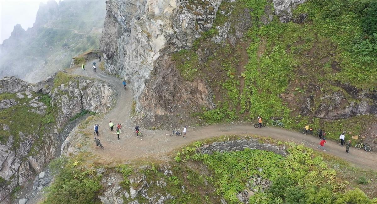 Bisiklet tutkunları, dünyanın en tehlikeli yolu Derebaşı virajlarında pedal çevirdi