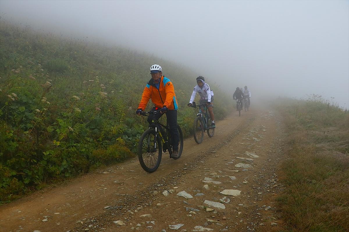 Bisiklet tutkunları, dünyanın en tehlikeli yolu Derebaşı virajlarında pedal çevirdi