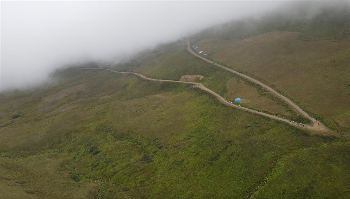 Bisiklet tutkunları, dünyanın en tehlikeli yolu Derebaşı virajlarında pedal çevirdi
