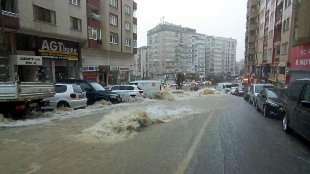 Samsun'da kuvvetli sağanak sele neden oldu