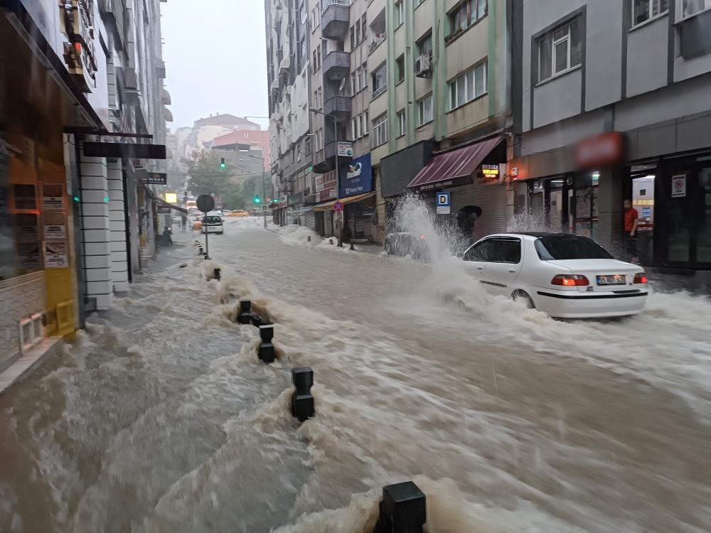 Samsun'da kuvvetli sağanak sele neden oldu