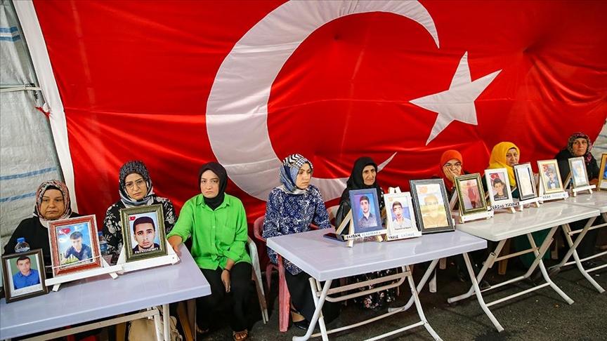 HDP il binası önünde 5 yıldır evlat nöbeti tutan aileler