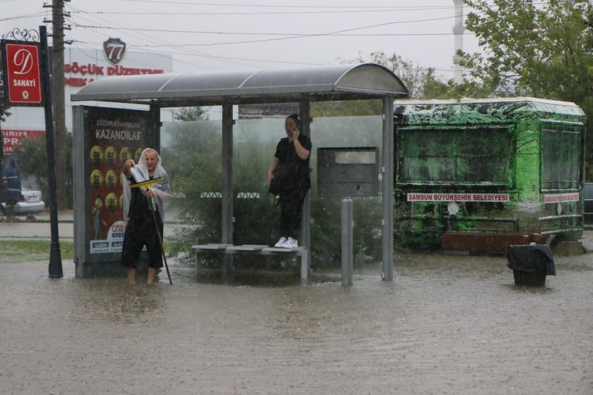 Samsun'da kuvvetli sağanak sele neden oldu