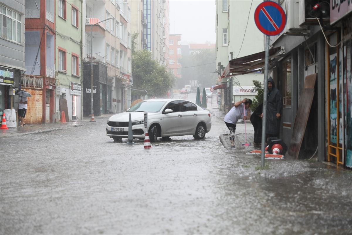 Samsun'da kuvvetli sağanak sele neden oldu