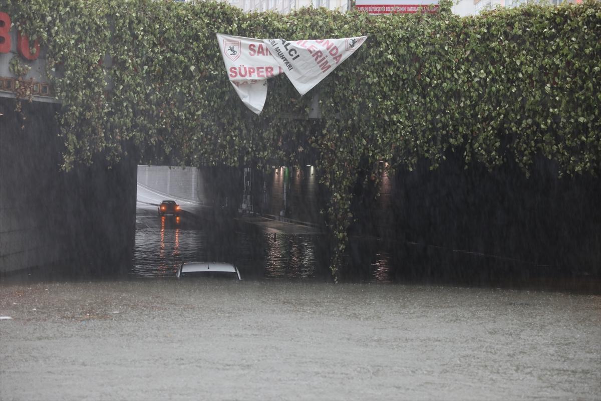 Samsun'da kuvvetli sağanak sele neden oldu