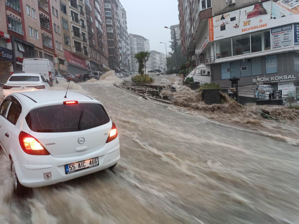 Samsun'da kuvvetli sağanak sele neden oldu