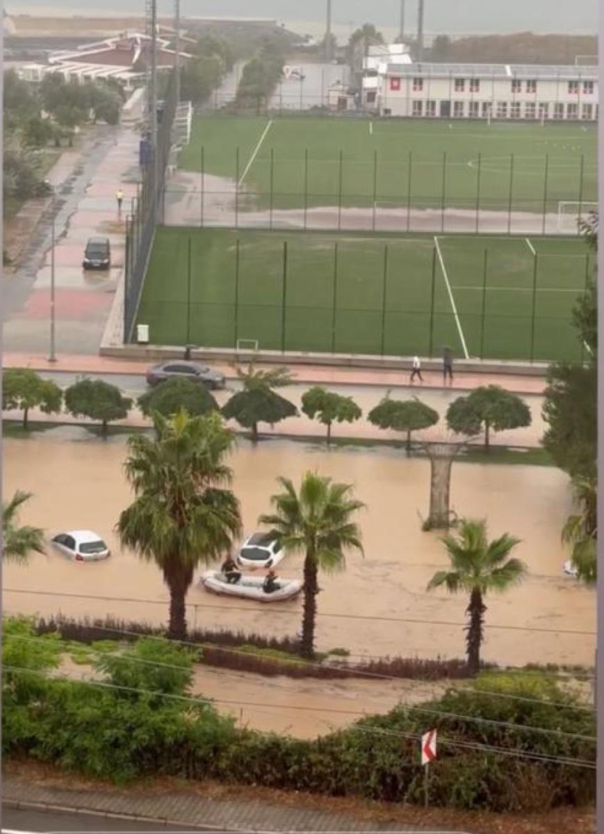 Samsun'da kuvvetli sağanak sele neden oldu