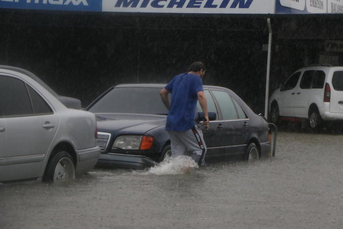 Samsun'da kuvvetli sağanak sele neden oldu