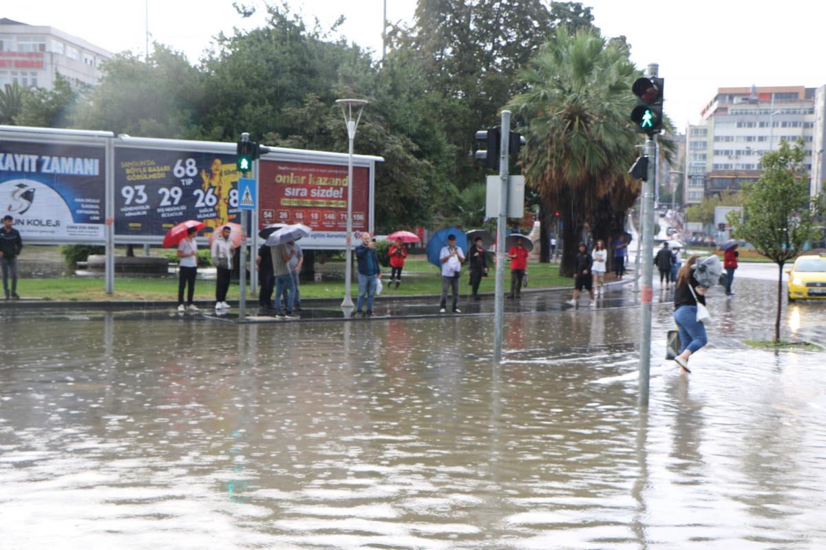 Samsun'da kuvvetli sağanak sele neden oldu