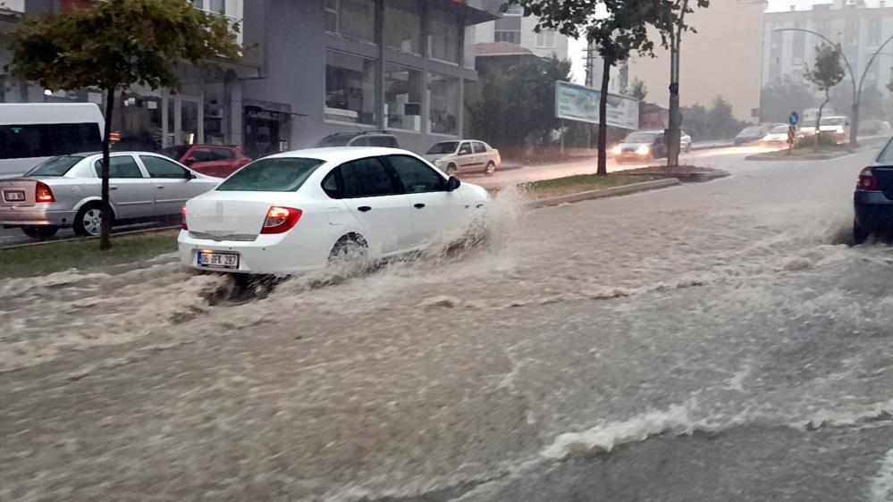 Samsun'da kuvvetli sağanak sele neden oldu