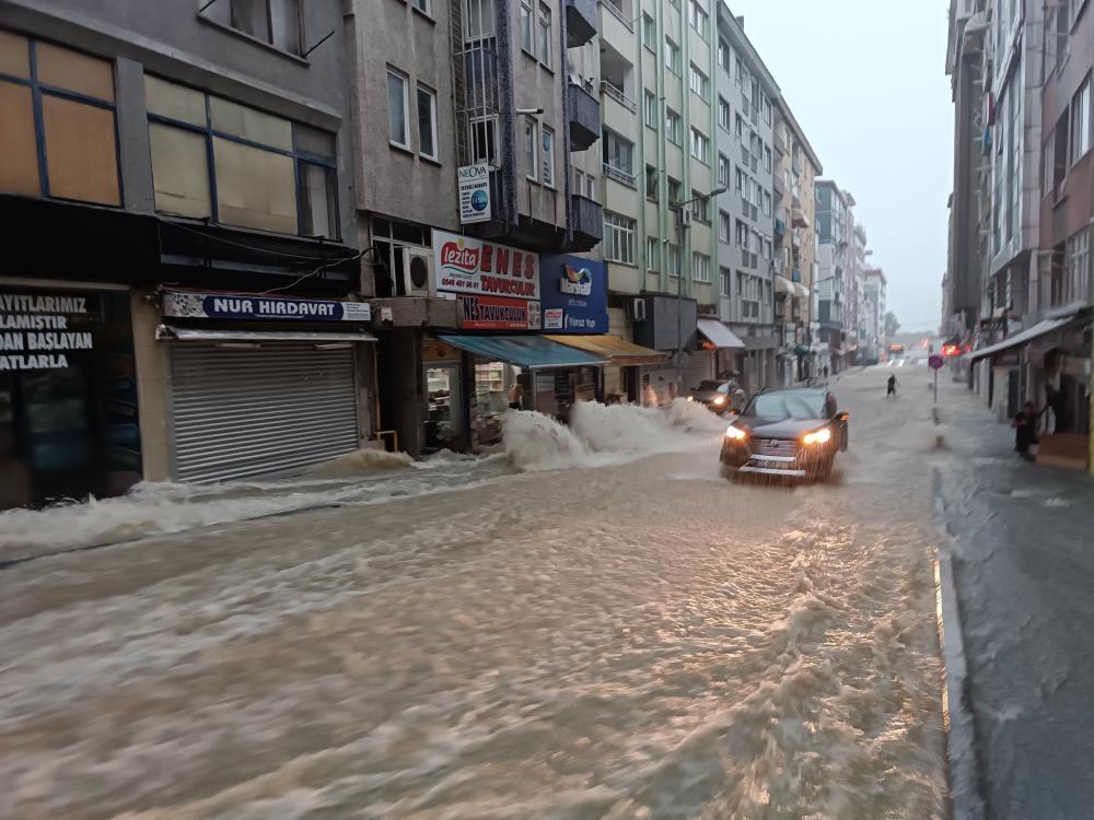 Samsun'da kuvvetli sağanak sele neden oldu