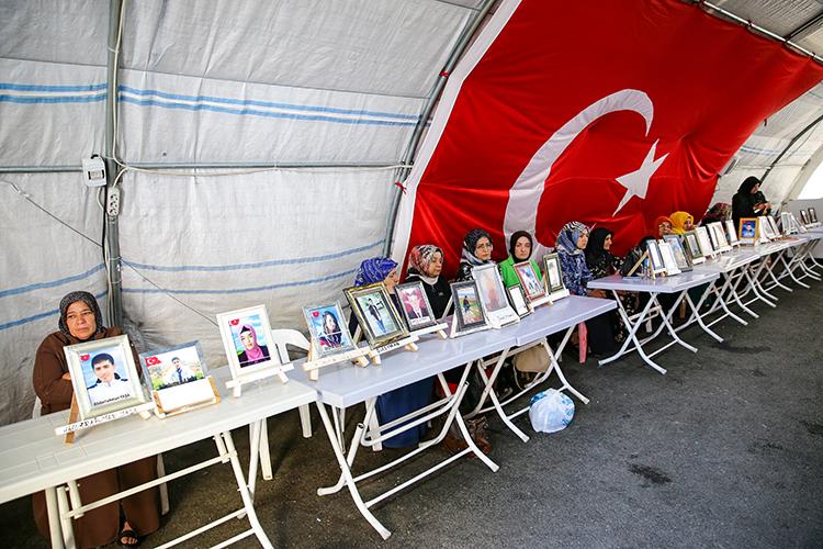 HDP il binası önünde 5 yıldır evlat nöbeti tutan aileler