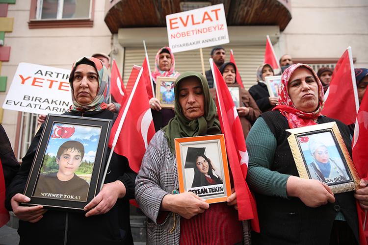 HDP il binası önünde 5 yıldır evlat nöbeti tutan aileler