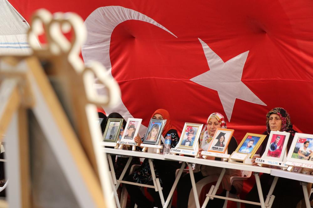 HDP il binası önünde 5 yıldır evlat nöbeti tutan aileler