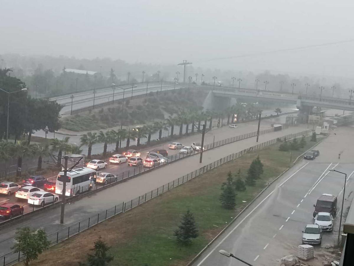 Samsun'da kuvvetli sağanak sele neden oldu