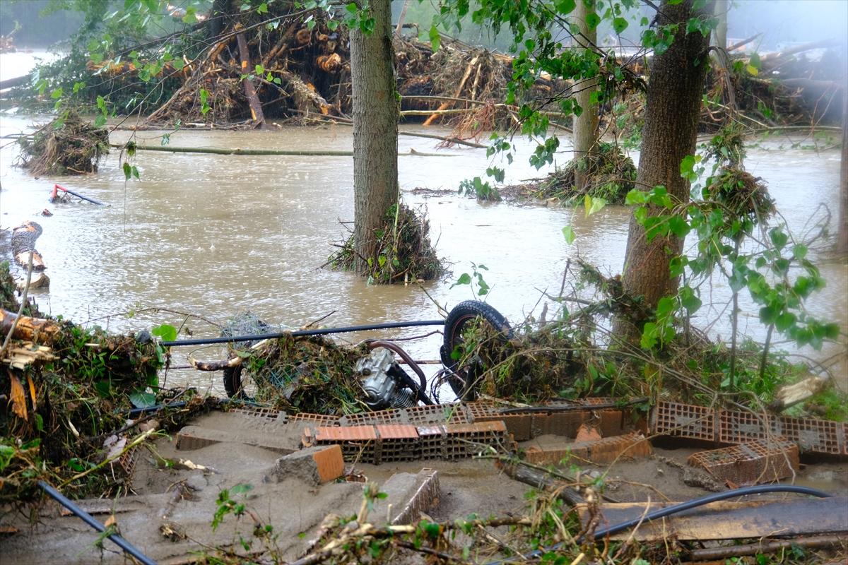 Kırklareli'de sağanak yağış sele sebep oldu