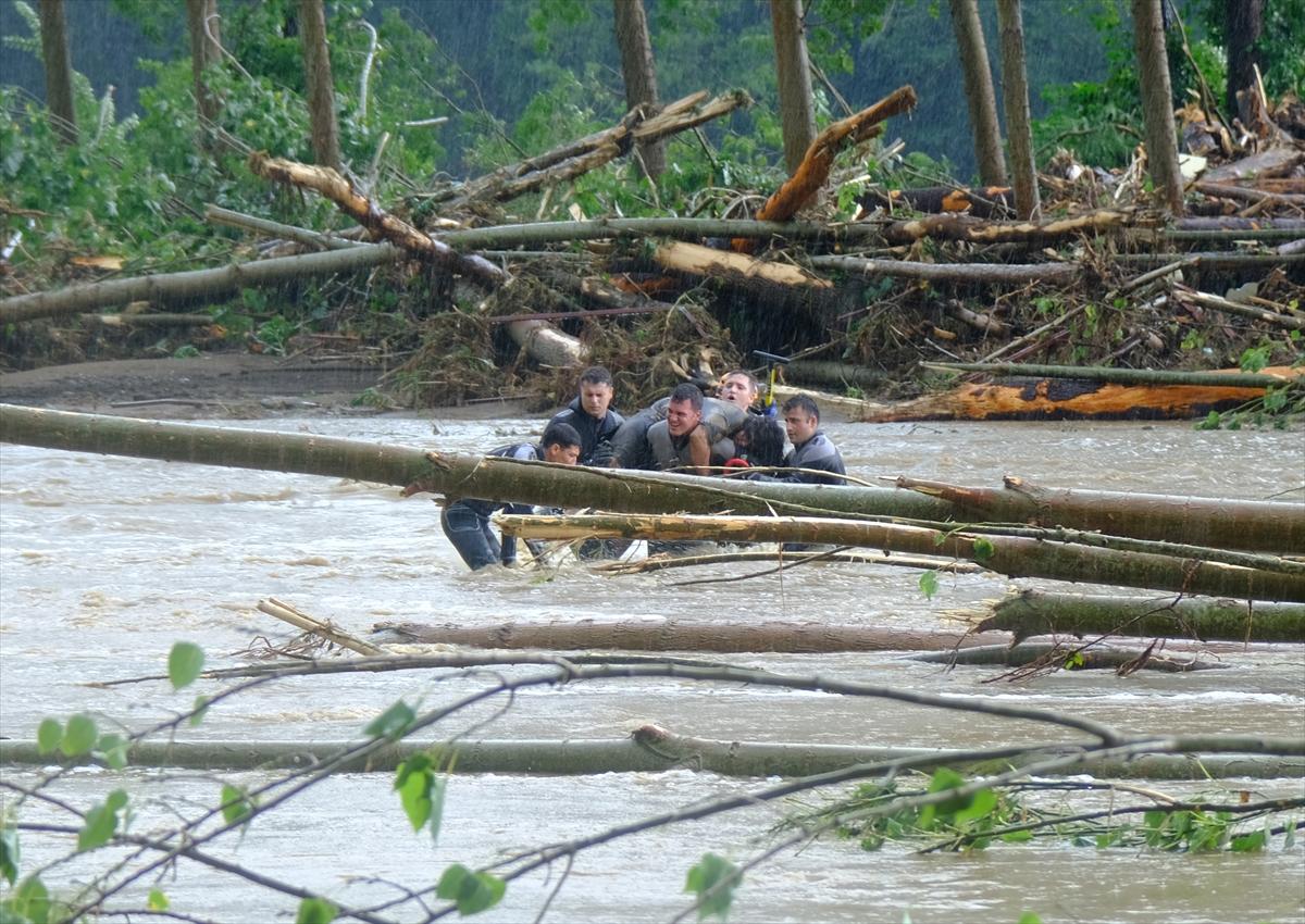 Kırklareli'de sağanak yağış sele sebep oldu