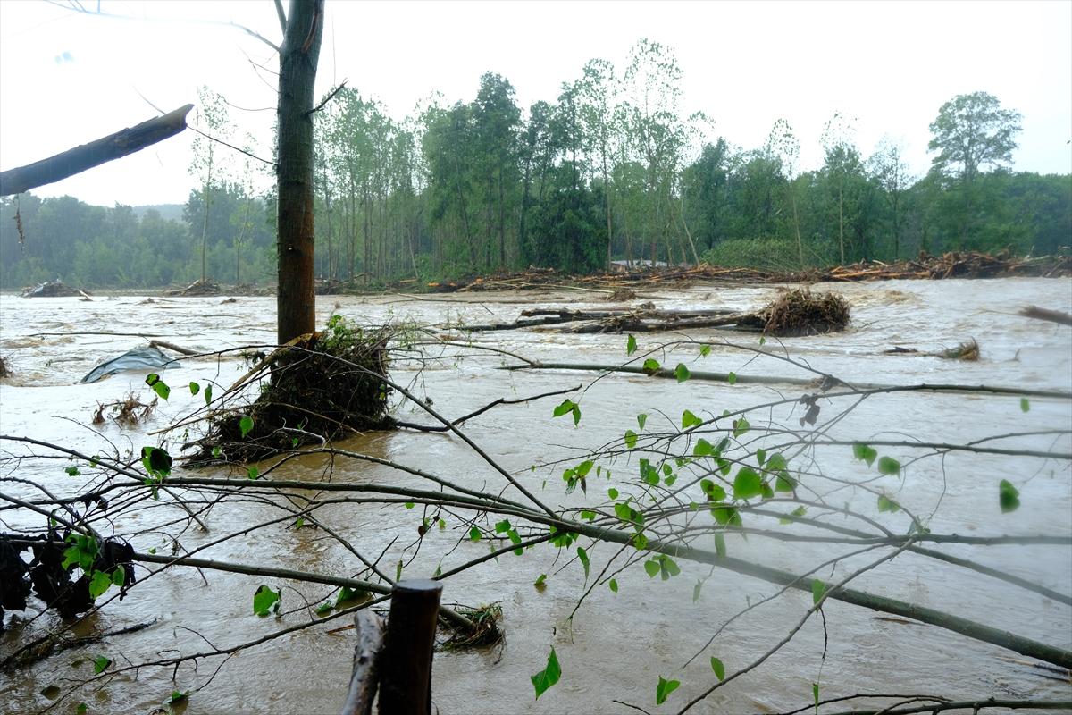 Kırklareli'de sağanak yağış sele sebep oldu