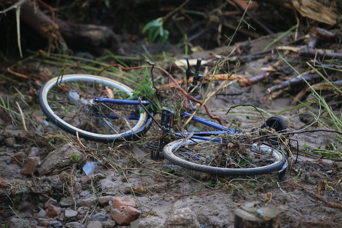 Kırklareli'de sağanak yağış sele sebep oldu