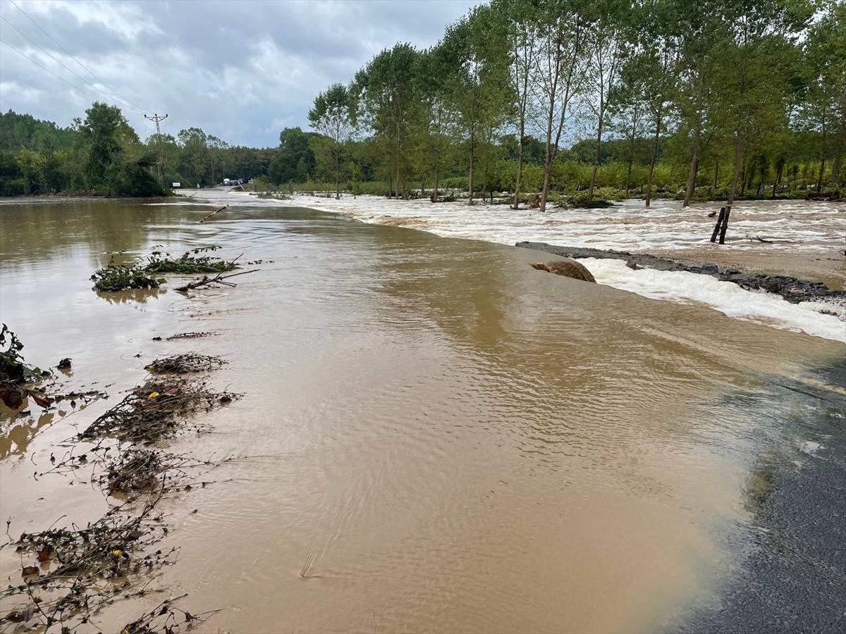 Kırklareli'de sağanak yağış sele sebep oldu