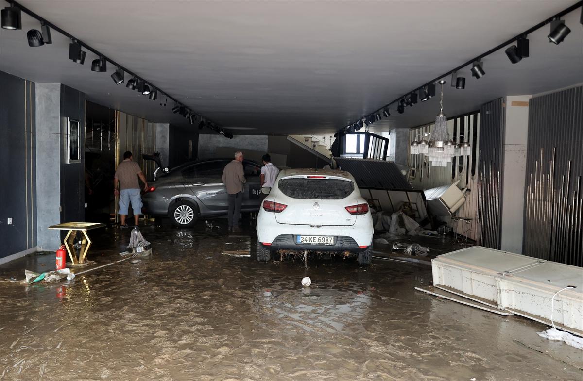 İstanbul'da sel felaketinde hasar oluştu