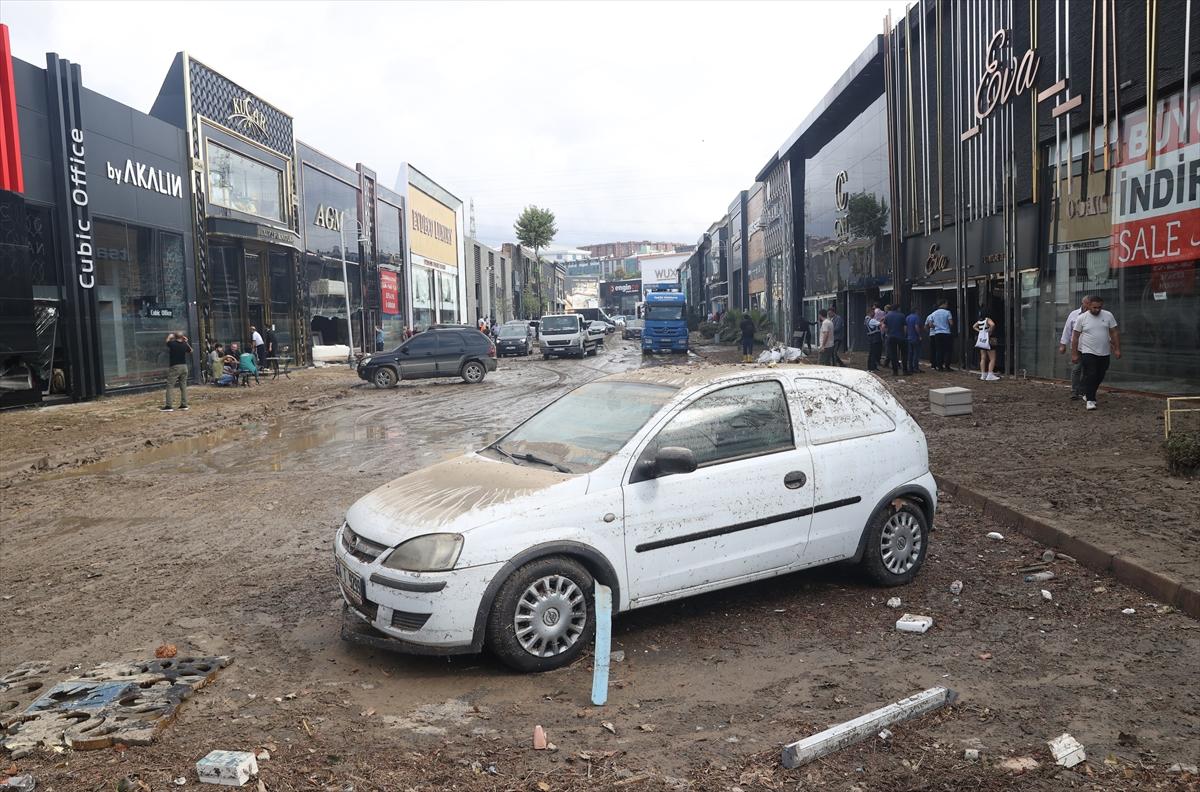 İstanbul'da sel felaketinde hasar oluştu