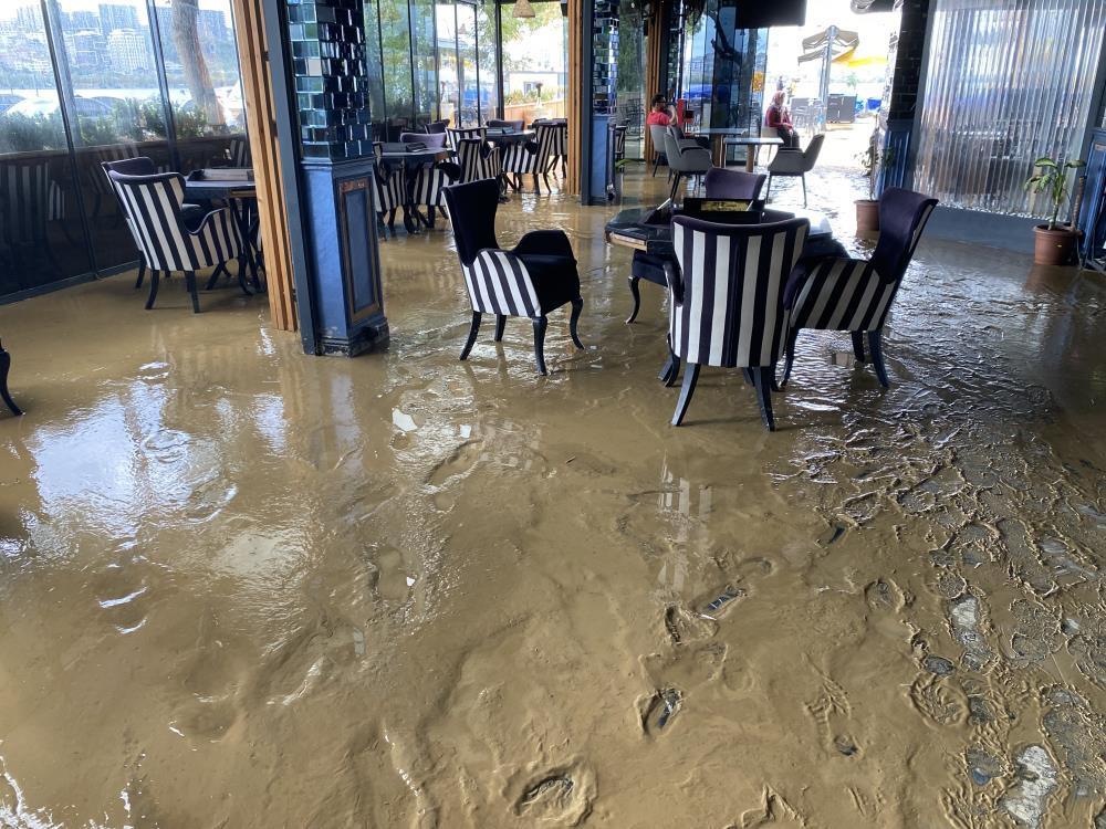 İstanbul'da sel felaketinde hasar oluştu