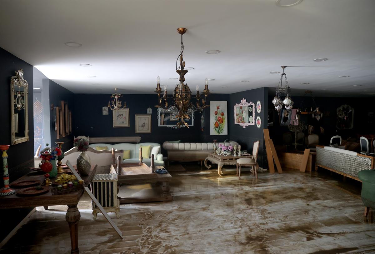 İstanbul'da sel felaketinde hasar oluştu