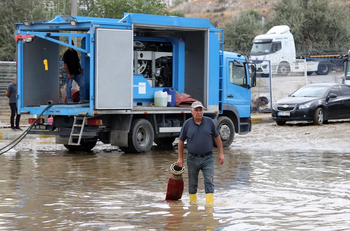 İstanbul'da sel felaketinde hasar oluştu