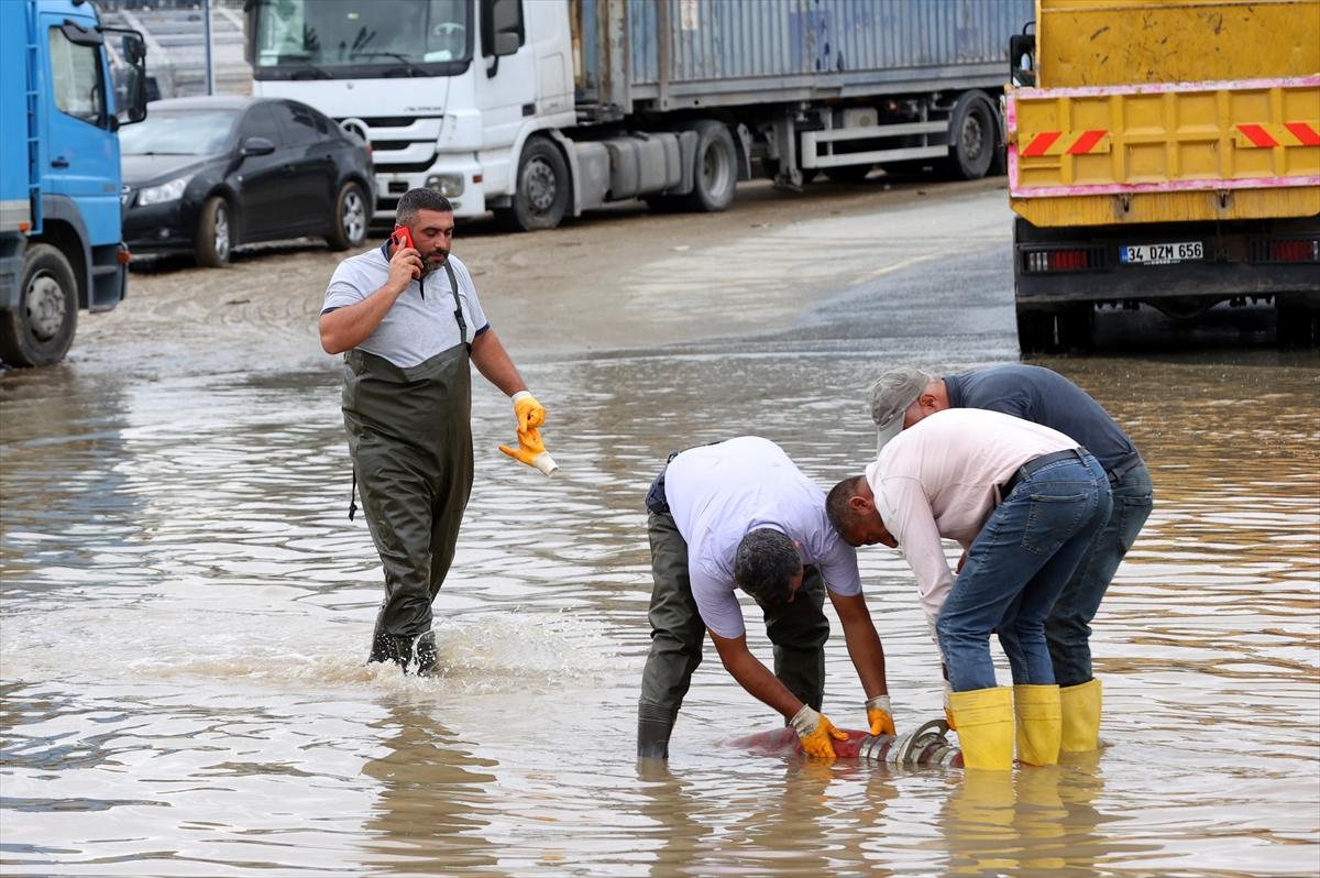İstanbul'da sel felaketinde hasar oluştu
